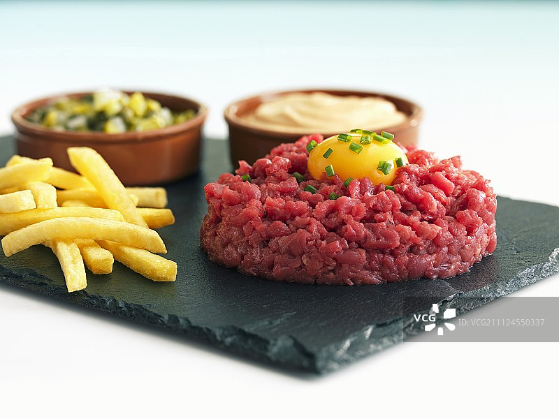 鞑靼牛肉配调味料和炸薯条图片素材