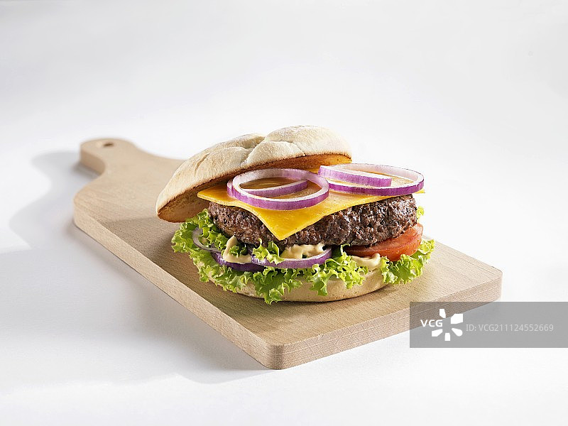 砧板上的传统汉堡图片素材