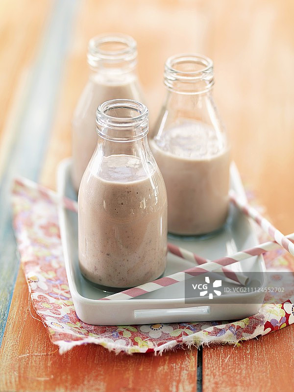 草莓、枣、香蕉和花生酱奶昔图片素材