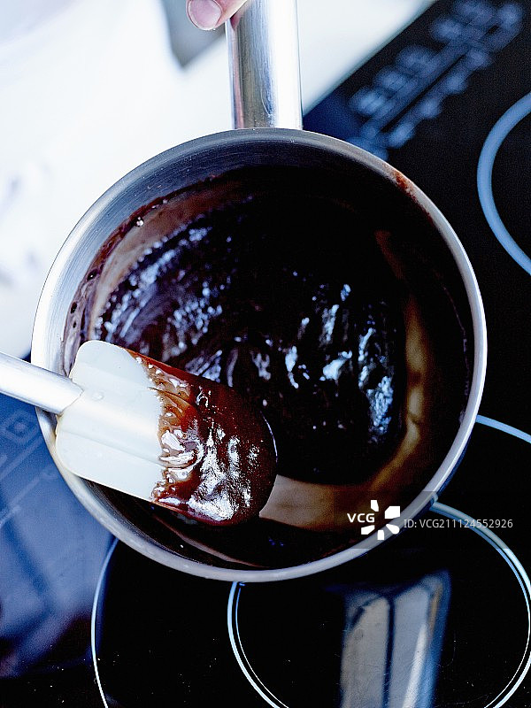 用橡胶刮刀混合可可粉图片素材