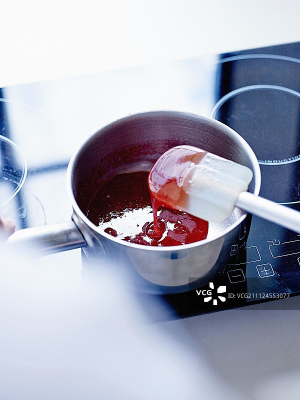 用橡胶刮刀将制备物从火上移开并搅拌使其结晶图片素材