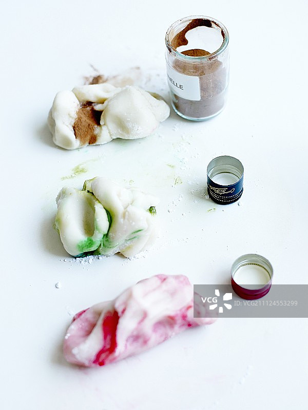 在杏仁酱中加入肉桂，开心果酱中加入绿色素和樱桃酒，在第三块中加入红色素和荔枝酒图片素材