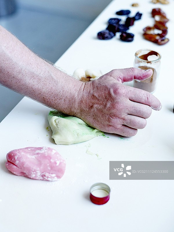 用手揉搓不同口味的杏仁酱图片素材