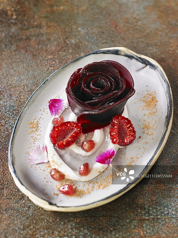 打发酸奶配水果花瓣图片素材