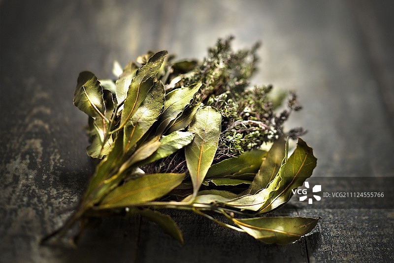 香草束，黑色背景图片素材