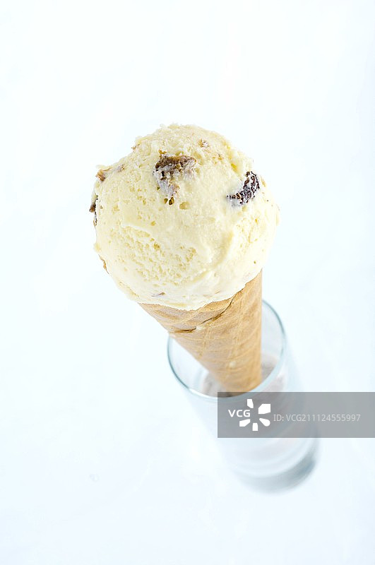 朗姆葡萄干冰淇淋甜筒图片素材