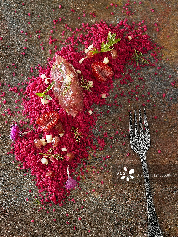 甜菜根色粗粒小麦粉、石榴籽、覆盆子和金枪鱼馅饼图片素材