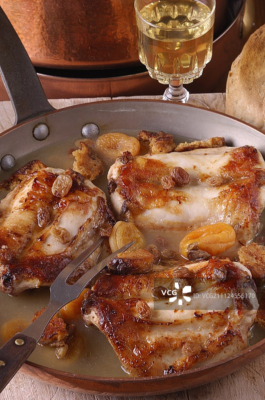 蜂蜜杏干葡萄干炖兔肉图片素材