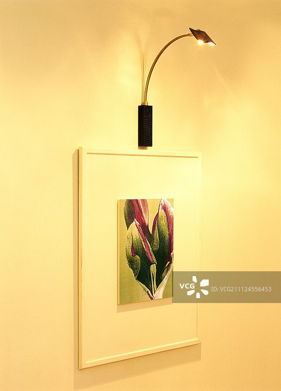 墙灯下方悬挂的相框特写图片素材