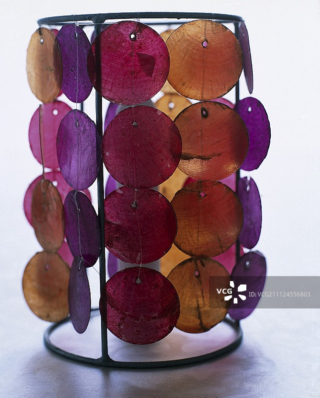 彩色玻璃碎片装饰的防风灯特写图片素材