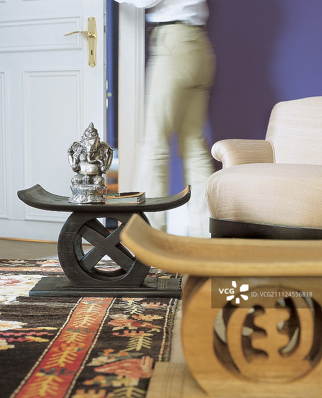 用奥塞奇木雕刻的阿散蒂凳子图片素材