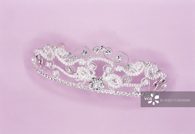 粉色背景上的串珠皇冠特写图片素材