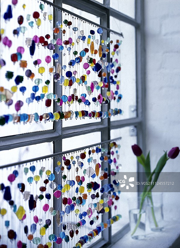 窗户上的彩色珠帘图片素材