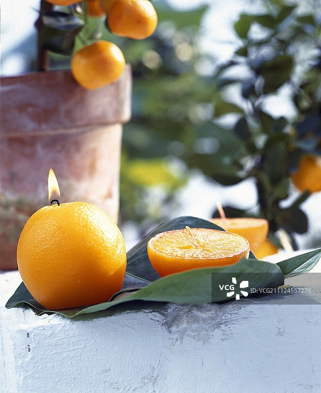 橙子造型蜡烛与半个橙子图片素材