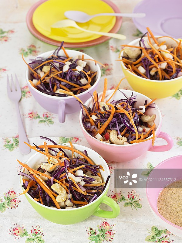 红甘蓝苹果胡萝卜腰果沙拉图片素材