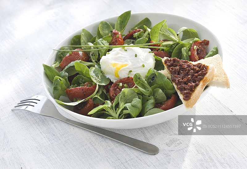 甜玉米番茄沙拉配溏心蛋和吐司图片素材