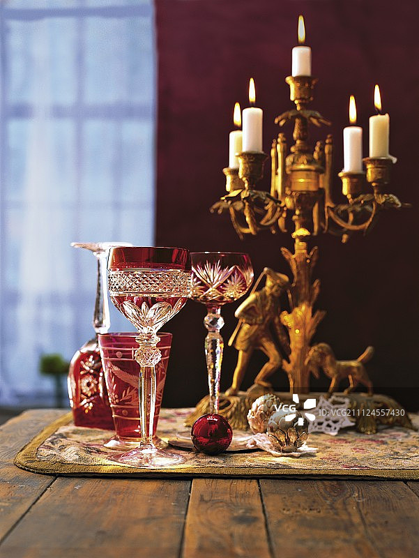 装饰的圣诞餐桌，配有水晶杯和烛台图片素材