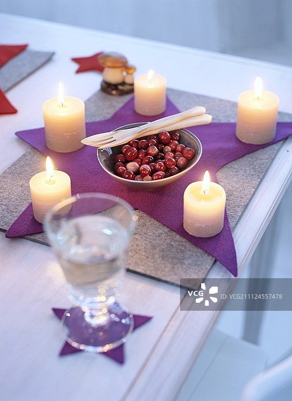 圣诞节装饰桌上的点燃的蜡烛图片素材