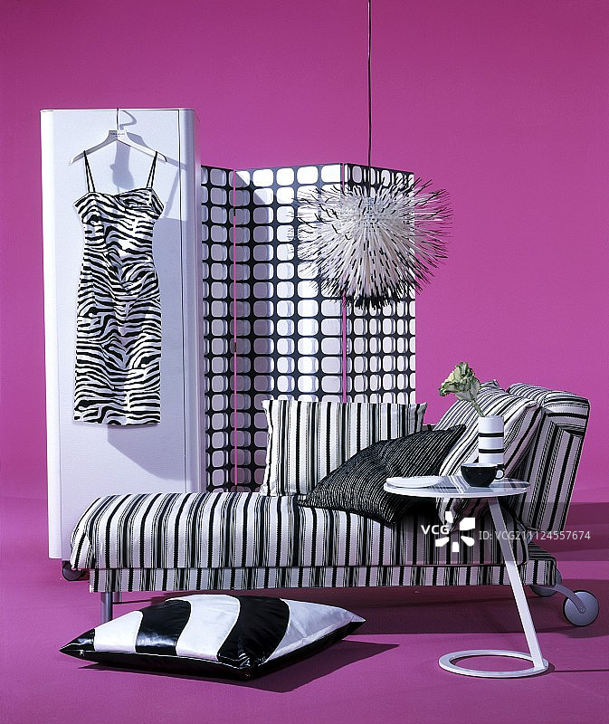 粉色背景房间，配有汽车、沙发、狗、落地灯、靠垫和架子图片素材