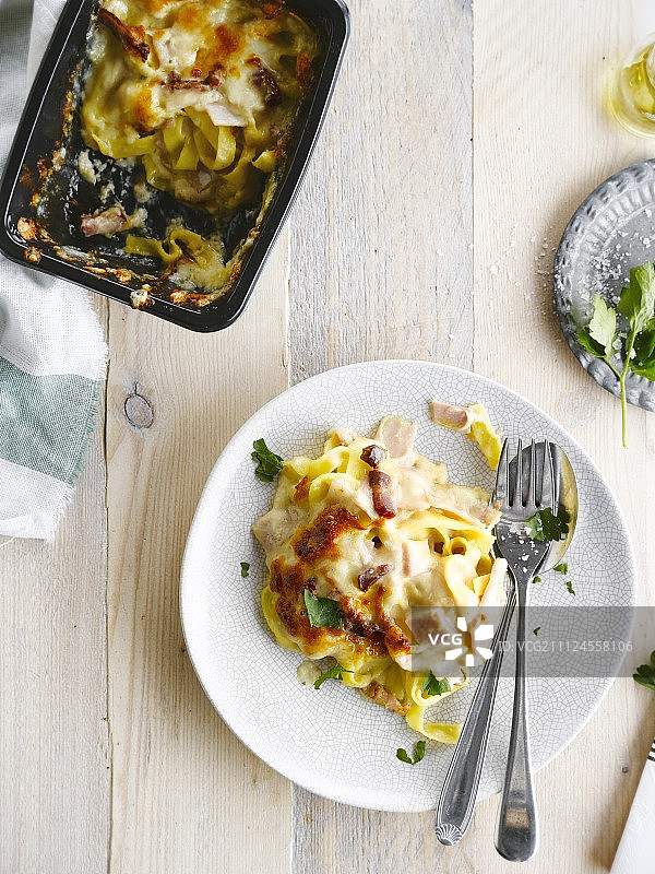 意式宽面配火腿培根奶酪图片素材