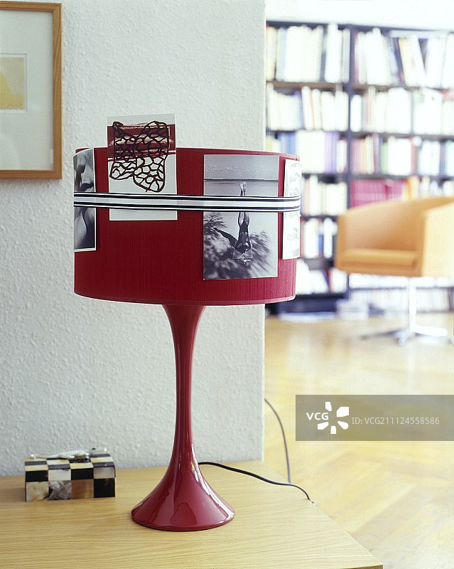 红色复古灯罩上的照片特写图片素材