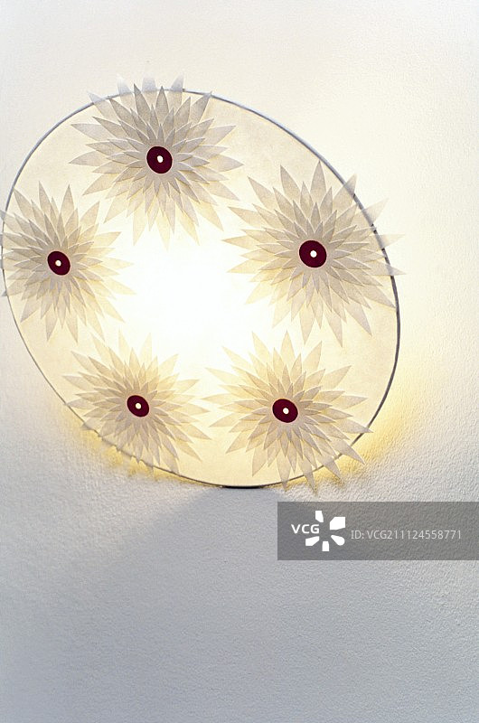 白色背景上的圆形花纹纸灯图片素材