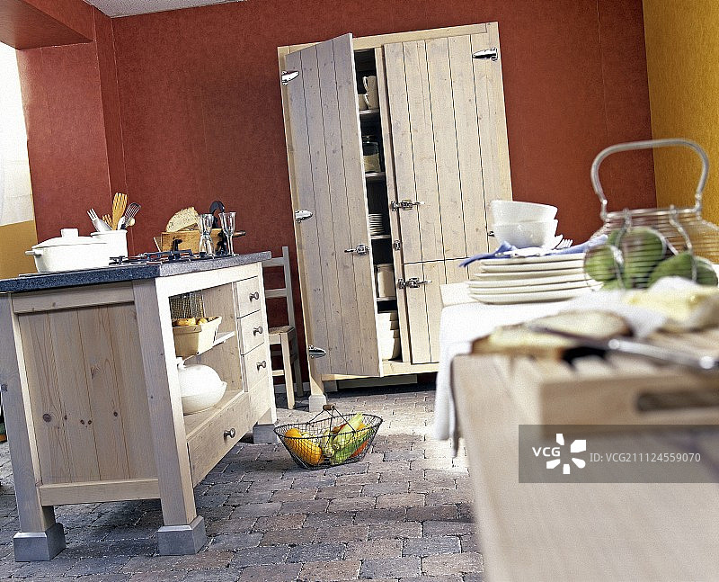 厨房里的橱柜、抽屉和木制柜子图片素材