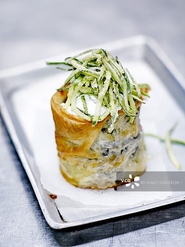 茄子和意大利牛乳酪帕尔米吉亚纳，搭配炸西葫芦丝图片素材