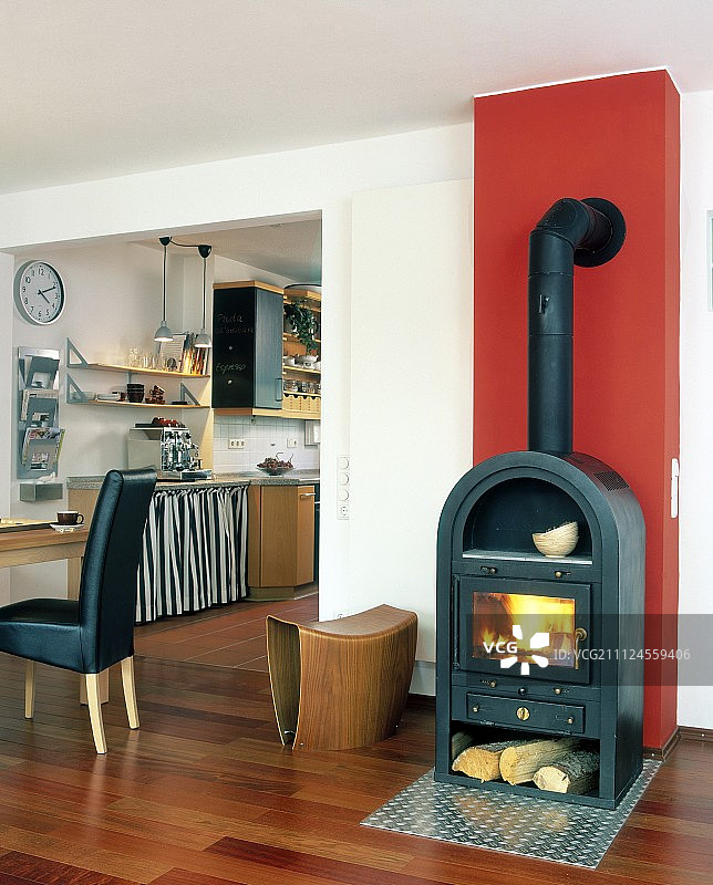 红色墙壁前的炉火和烟囱图片素材