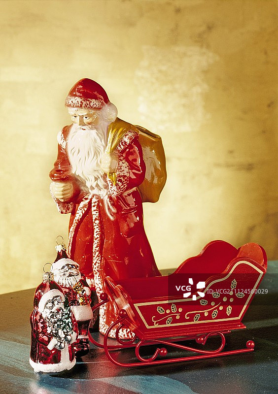 红色陶瓷圣诞老人和雪橇圣诞节装饰品图片素材