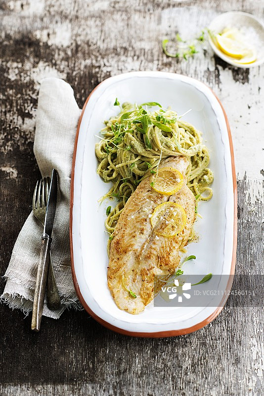 柠檬多宝鱼片配西兰花意面和水芹图片素材