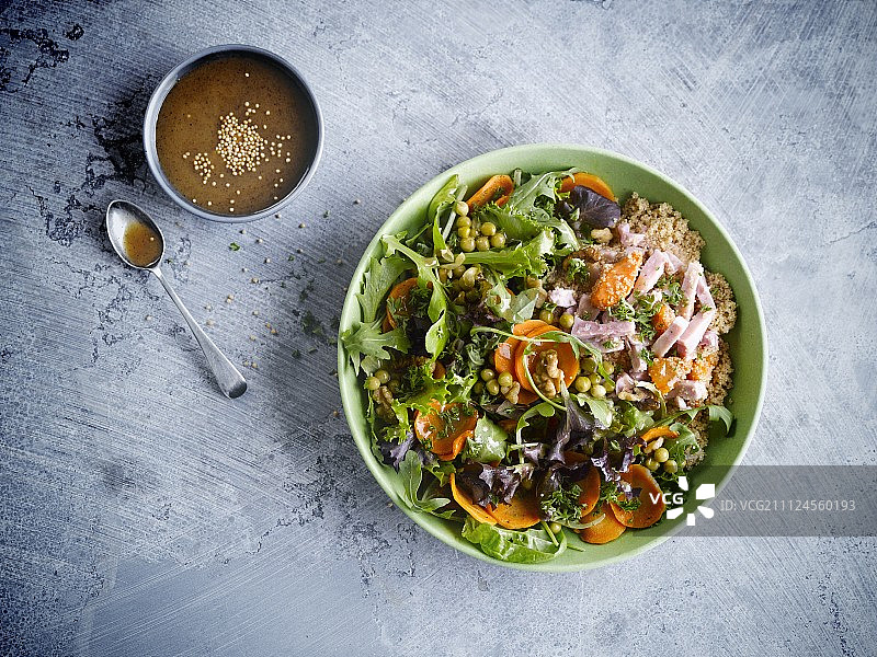 混合沙拉配布雷德尔火腿、芥末和蜂蜜醋汁图片素材