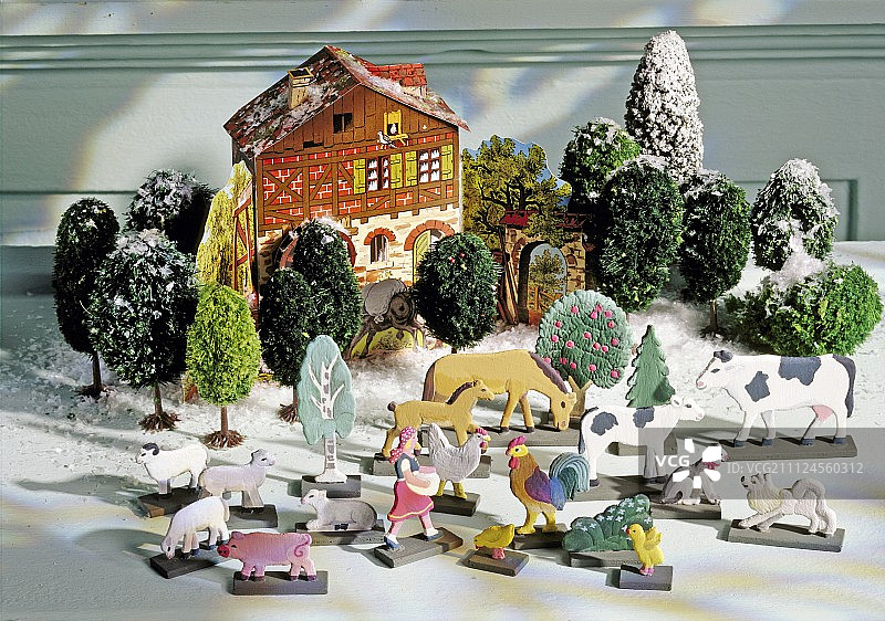 圣诞节装饰品：动物模型、圣诞树和房屋图片素材