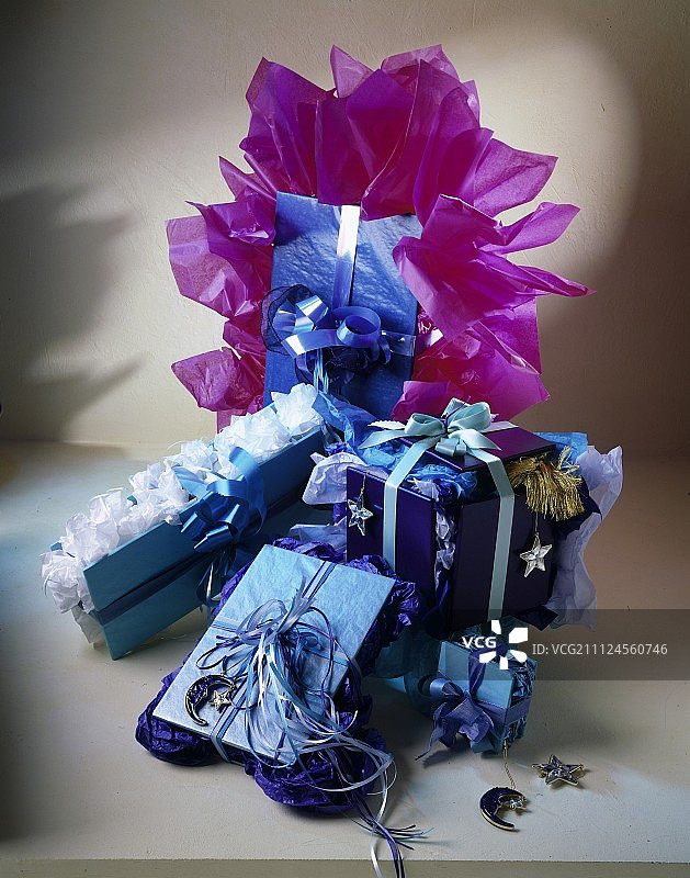 厚纸板、薄纸和丝带制成的礼品图片素材