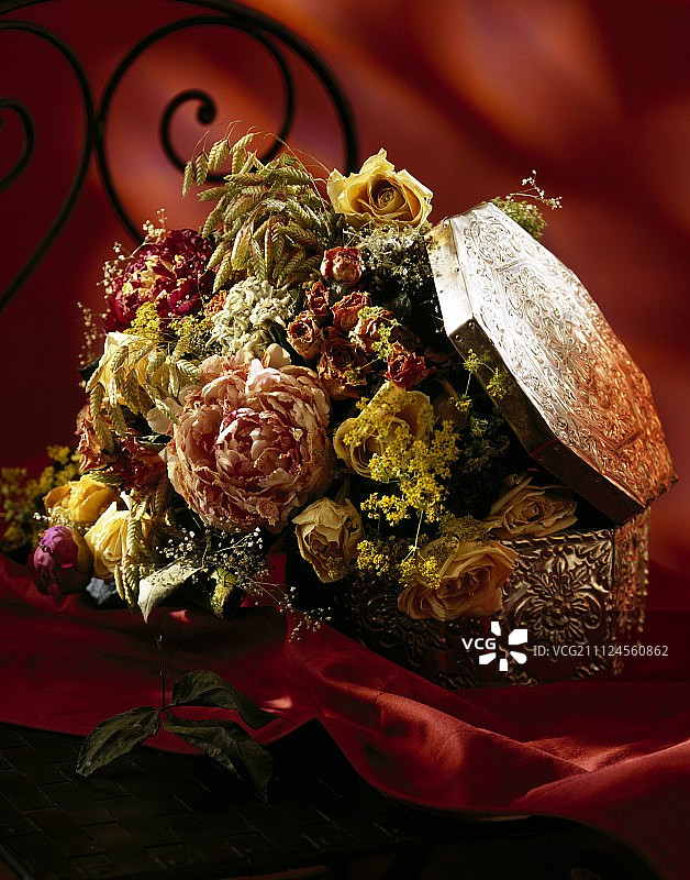 银盒中干花花束特写图片素材