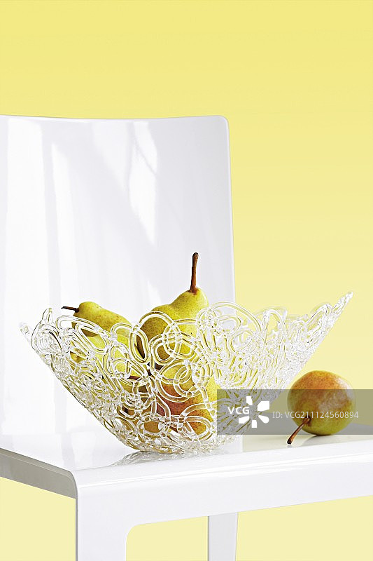 玻璃碗装梨特写图片素材