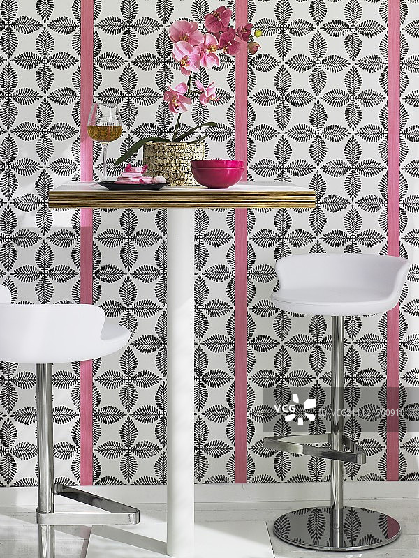 白色吧台、吧凳和花瓶，背景是图案壁纸图片素材