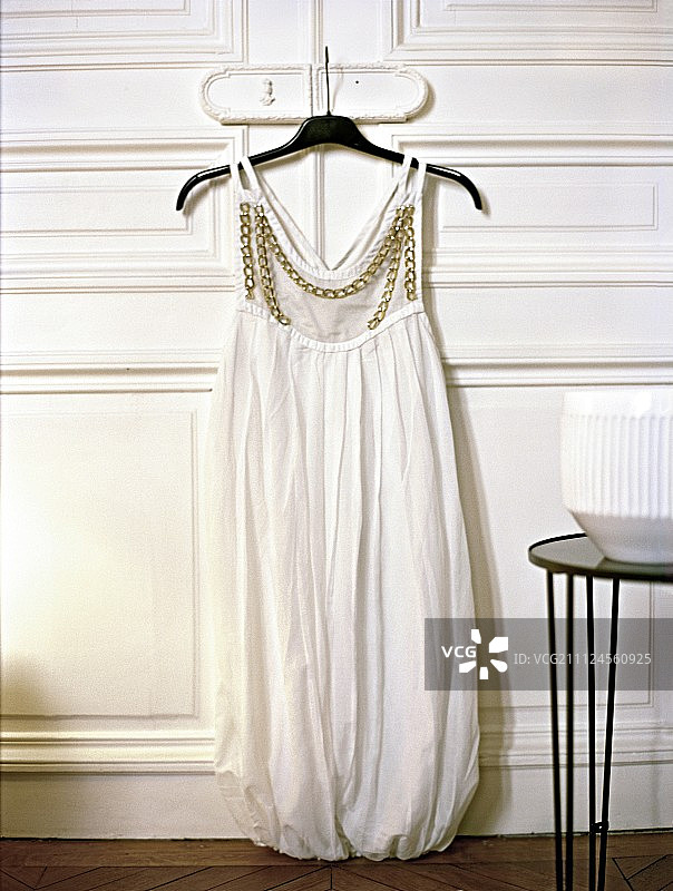挂在门前的白色丝绸连衣裙图片素材
