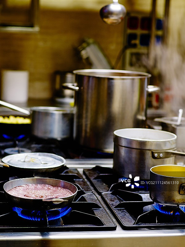 专业燃气灶上的炒锅、炖锅和汤锅图片素材