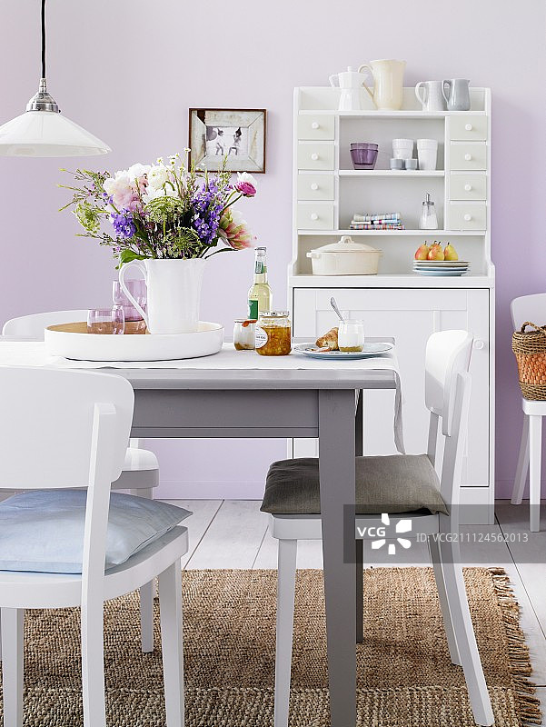 柔和色彩的餐厅，桌上有鲜花和自助餐柜图片素材