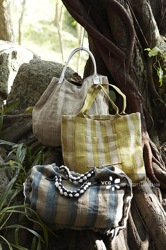 树上三个黄、蓝、灰条纹黄麻袋图片素材