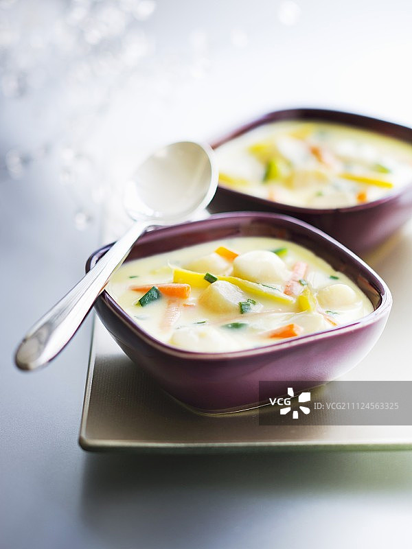 扇贝蔬菜砂锅，蒙巴兹illac酱图片素材