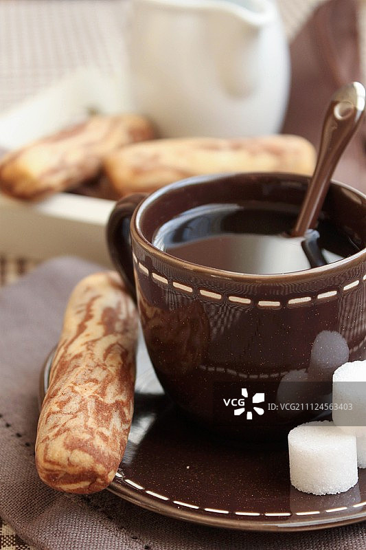 Père Fouettard的棍子和一杯咖啡图片素材