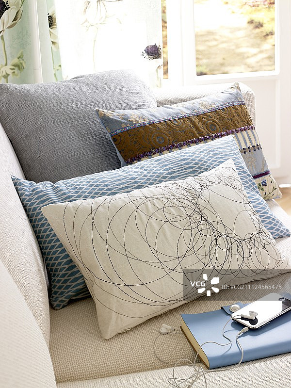 蓝色、白色和灰色枕头图片素材