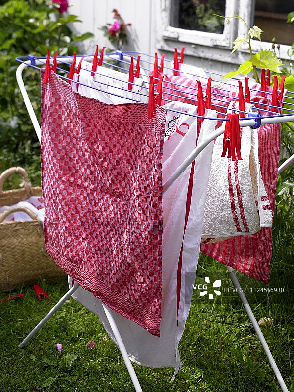 花园里晾晒着毛巾和茶巾的晾衣架图片素材
