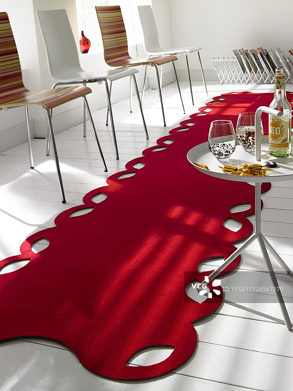 椅子上的红色毛毡地毯图片素材