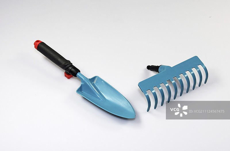 白色背景上的蓝色铲子和耙子图片素材