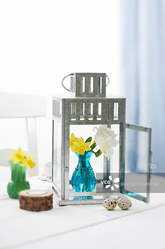 灰色花园灯笼与蓝色花瓶图片素材