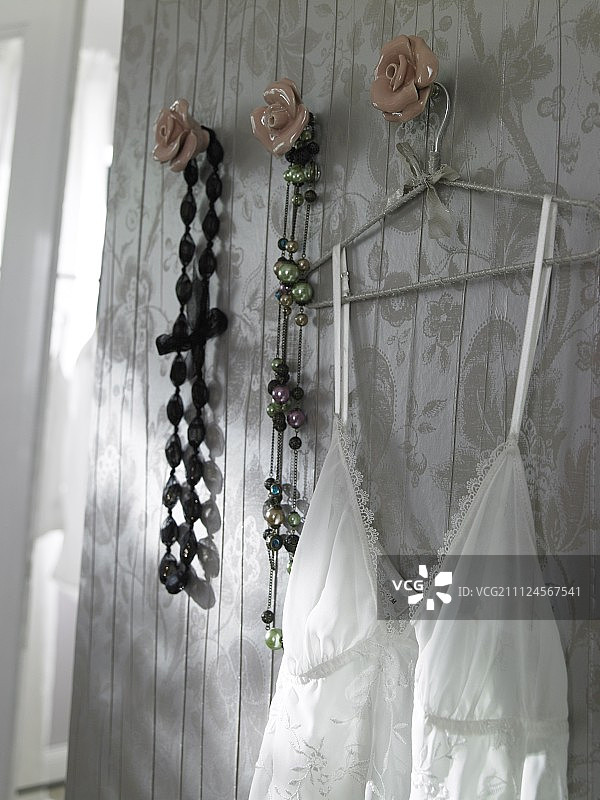 花瓣造型瓷质挂钩上的衣架图片素材