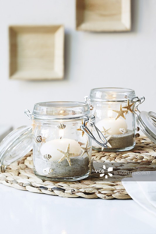 柳条托盘上的两个梅森罐茶灯图片素材